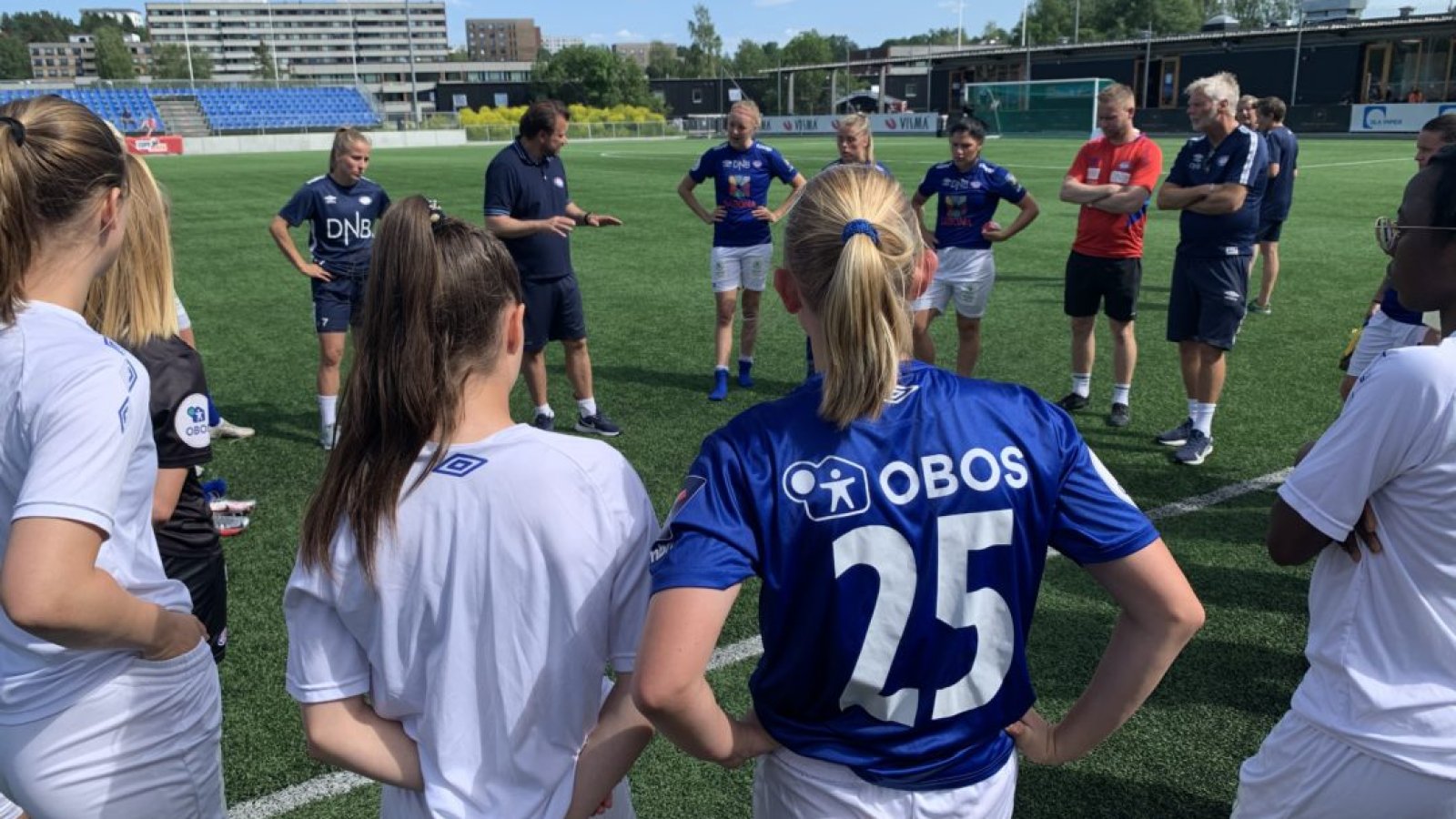 Jack Majgaard Jensen oppsummerte kampen med spillerne. Foto: Vålerenga Fotball