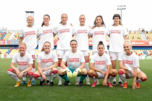 Det danske kvinnelandslaget med en støtteerklæring til Christian Eriksen. Foto: Kvindelandsholdet