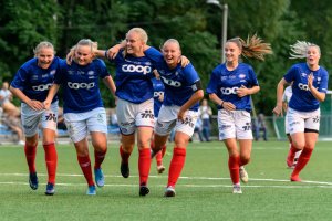 Glade jenter etter seieren i seriestarten mot ØHIL. Foto: Morten Mitchell Larød / SPORTFOTO