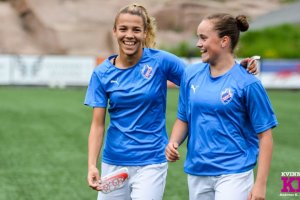 Celin Ildhusøy og Kine Fløtre kunne glise etter forrige Grei-kamp. Foto: Kvinneidrett.no