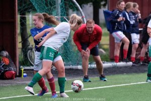 Trener Kenneth Østerås i aksjon på sidelinjen. Foto: Morten M. Larød