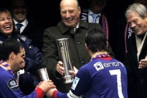 Kong Harald skal besøke Vålerenga Fotball mandag 6. september. Her fra cupfinalen i 2008.