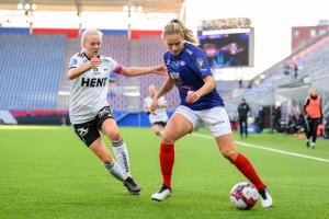 Andrine Tomter i aksjon mot Rosenborg. Foto: Morten Mitchell Larød / SPORTFOTO