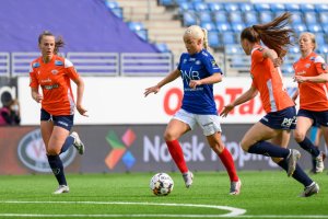 Rikke Nygard forserer forbi Avaldsnes-spillere 22.mmai. Foto: Morten Mitchell Larød / SPORTFOTO
