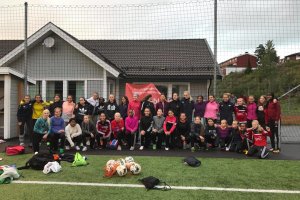 Vålerenga jenter på klubbbesøk til Holmlia høsten 2018 Bilde: Karianne Skaug