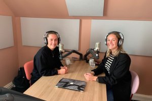 Jentene på plass i podkaststudio (fra 2020). Foto: Fremantle