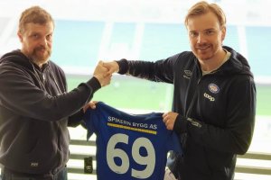 Markedsansvarlig i Spikern Bygg Jo Ryste og Jens August Dalsegg, markedsansvarlig i Vålerenga Fotball.