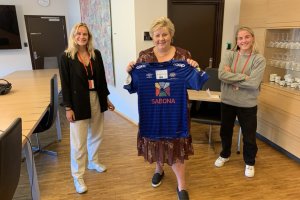 Andrine Tomter, Erna Solberg og Sigirid Heien Hansen etter podkastpraten i #hunpresterer. Foto: Vålerenga Fotball