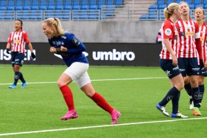 Victoria Ludvigsen jubler etter å ha satt 1-0 scoringen mot Avaldsnes i fjor. Foto: Morten Mitchell Larød / SPORTFOTO