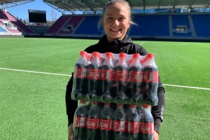 Svanhild Sand med sine to var fornøyd med premien fra Coca Cola.