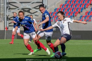Isabell Herlovsen og Maren Hauge i aksjon. Vålerenga - Stabæk 5-0 på Intility Arena. Foto: Morten M. Larød