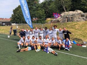 Jentene jubler etter den sterke seieren i seminfinalen