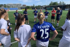 Jack Majgaard Jensen oppsummerte kampen med spillerne. Foto: Vålerenga Fotball