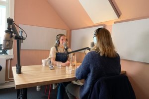 Sigrid Heien Hansen og Andrine Tomter kommer med podcast til seriestart. Foto: Fremantle.
