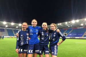 Spillere fra VIND IL på kick off på Intility Arena.