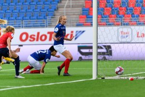 Årets første trepoenger. Foto: Morten Mitchell Larød / SPORTFOTO