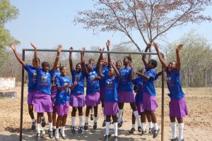 Ved å delta i konkurransen i pausen kan du glede disse jentene i Zimbawe. Foto: Sabona