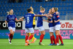 Spillerne jubler etter Sigrid Heien Hansens 2-0 scoring. Foto: Morten Mitchell Larød / SPORTFOTO
