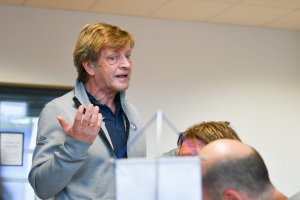 Daglig leder Morten Grødahl svarer på spørsmål om klubbens situasjon.. Foto: Morten M. Larød.