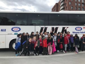 Omkring 40 jenter fra Holmlia fikk buss t/r kampen mot LSK søndag. Foto: Karianne Skaug