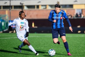 Ajara Njoya møter bla. Ingrid Søndenå, som er en av flere tidligere VIF-spillere på Stabæk. Foto: Morten Mitchell Larød / SPORTFOTO