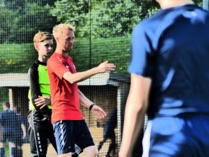 Darren O`Sullivan trener på J17 elite. Foto Vålerenga fotball