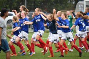 Glade jenter etter seieren i Norway Cups semifinale J17 Elite. Foto: Morten Mitchell Larød.