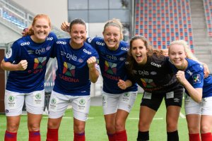 Jubel etter historiens beste sesong. Foto: Morten Mitchell Larød / SPORTFOTO