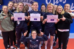 Spillerne presenter tre råd om hvordan man kan forholde seg til menstruasjon i treningshverdagen. Foto: Vålerenga Fotball