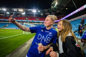 Marie Dølvik tok seg tid til en selfie etter cupfinalen. Photo: Marius Simensen / BILDBYRÅN / Cop 238