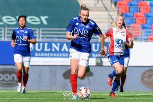 Synne Jensen i godt driv mot Lyn. Foto: Morten Mitchell Larød / SPORTFOTO