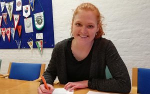 Stine Ballisager Pedersen fra da hun signerte sin første kontrakt i 2018.