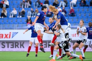 Det ble som ventet en tett og jevn affære på Intility Arena. Foto: Morten Mitchell Larød / SPORTFOTO