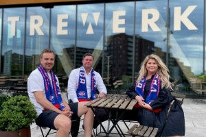 Jens A. Dalsegg, Marius Pedersen og Kajsa Hennerstedt gleder seg over samarbeidet mellom Vålerenga Fotball og 4service m/ Trewerket. Foto: 4service