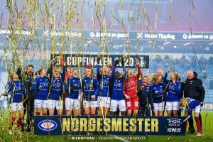 Vålerenga feirer fjorårets cupgull. Foto: Bildbyrån