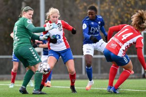 Ajara Njoya og Vålerenga kom til kort mot Lyn. Foto: Morten Mitchell Larød / SPORTFOTO