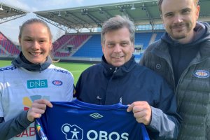Andrine Tomter, Eddie Chr. Thomas og Jens A. Dalsegg stråler over at Vålerenga Fotball har "OBOS i ryggen". Foto: Vålerenga Fotball