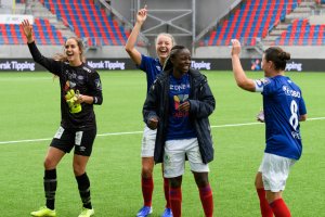 Dans og jubelscener for Vålerenga-jentene etter 4-0 seieren over Klepp. Foto: Sportfoto