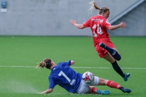Ellen Wang trøkker til i kampen mot Grand Bodø. Foto: Morten Mitchell Larød.