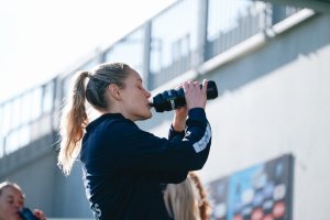 Andrine Tomter fyller på med Powerade. Foto: Ingvild Isaksen