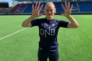 Victoria Ludvigsen #10 gir deg 10 gode grunner til hvorfor DU bør dra på kamp i helga. Foto: Vålerenga Fotball