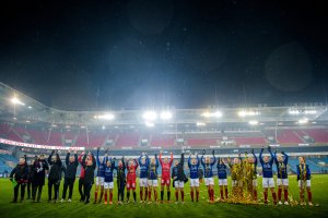 Vålerenga feirer fjorårets cupgull Foto: Vegard Wivestad Grøtt / BILDBYRÅN / kod VG / VG0081