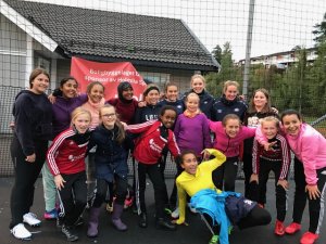 VIF besøker Holmlia fotballjenter høsten 2018. Bilde: Karianne Skaug