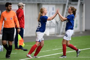 Emma Iversen og Mia Huse foretar et spillerbytte under en rekruttkamp i fjor. Foto: Morten M. Larød / Sportfoto