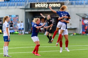 Celin Bizet Ildhusøy feirer etter 1-1 scoringen. Foto: Sportfoto / Morten M. Larød