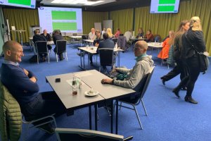 Gode samtaler under høstens første partnerfrokost.