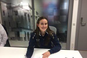 Tine Celine Karstensen skriver under på proffkontrakten. Foto: VÅlerenga Fotball