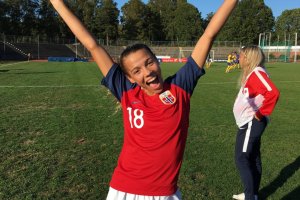 Celin Bizet Ildhusøy jubler for norsk seier og to mål. Foto: Anne Karin Østensen / NFF