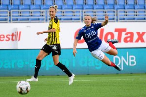 Agnete Nielsen og Vålerenga fikk det tøft mot god svensk motstand. Foto: Morten Mitchell Larød / SPORTFOTO