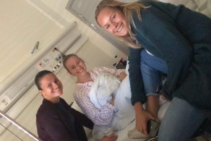 Sherida Spitse og Andrine Tomter på sykebesøk hos Stine Reinås. Foto: Guro Pettersen